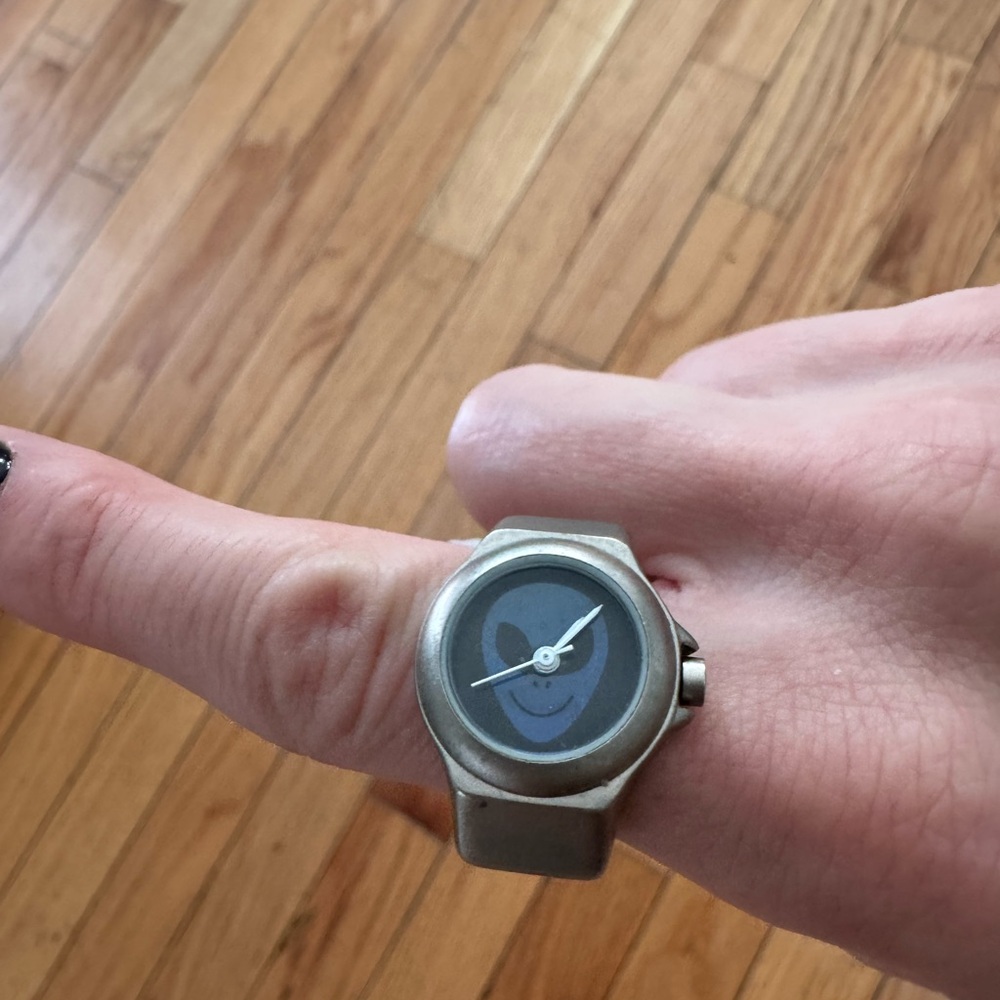 Silver Alien Finger Watch - Picture 2 of 5